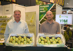 Een drukke periode voor VHM Fruit Trade, met hier Christophe Van Haelst en Francesc Salata Costa. Het bedrijf is net terug van de Asia Fruit Logistica, waar ze haar merk Deliscala verder onder de aandacht gebracht hebben.