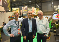 Als leverancier van Edeka moesten Dieter en Tony Derwael ook nog even op de foto met Athanasios Kostopoulos van de Duitse supermarktketen (midden).