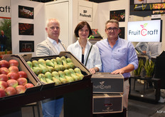Tim Pittevils, Natalia Perevertaylo en Wendy Bangels van BP Fruitcraft. Onder de hardfruitspecialisten op het Vlaamse paviljoen heerste toch tevredenheid over het nieuwe perenseizoen, maar waren er wat zorgen over de grotere volumes appels