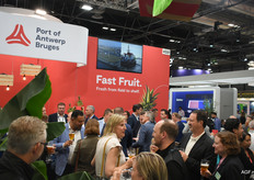 Traditiegetrouw werd er aan het einde van de eerste beursdag een Happy Hour gehouden op de stand van Port of Antwerp-Bruges