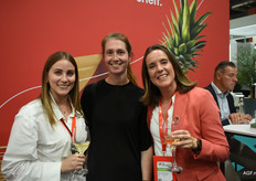 Een onderonsje tijdens de drukbezochte Happy Hour tussen Shannen Dienn (Coöperatie Hoogstraten), Jorien Frederickx (DG Scheepvaart) en Ingrid Vanstreels (Port of Antwerp-Bruges)