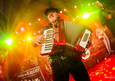 Bij het karakter van een Oud Hollandsche kermis mag de trekharmonica niet ontbreken.