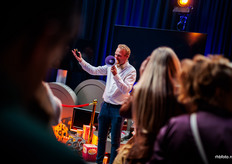 De speaker wist alles in goede banen te leiden bij de entree.