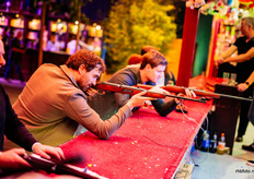 Wouter van Raaij neemt het op tegen Benny Murre. Schot in de roos.