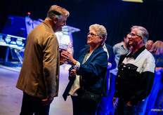 Ton van Raaij heet gasten welkom.