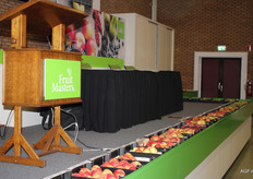 De doosjes met appels en peren staan klaar voor de Landelijke Afstemming Hardfruit