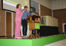 Directeur Liesbeth Kooijman en specialist kwaliteitszaken Frits van der Meulen van het KCB openen de Landelijke Afstemming Hardfruit 2025