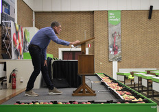 Frits van der Meulen presenteert de nieuwe Kennisbank van het KCB