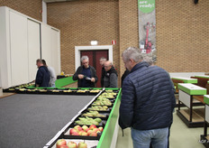 De appels en peren worden nauwlettend bestudeerd, maar oppakken mag niet