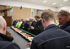 Aanraken mag niet, maar foto's maken wel - en dus trekken de aanwezigen hun telefoon om de monsters vast te leggen voor toekomstig gebruik