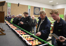 Het is filelopen langs de dozen vol appels en peren