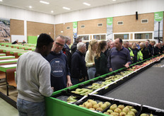 Willem-Daan Vreugdenhil van Marni Fruit geeft uitleg aan zijn collega Mohamed Waeys