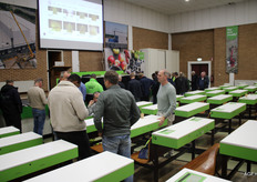 De aanwezige keurmeesters discussiëren met op de achtergrond de KCB Kennisbank op de beamer