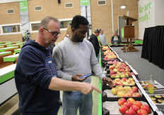Willem-Daan Vreugdenhil van Marni Fruit geeft uitleg aan zijn collega Mohamed Waeys