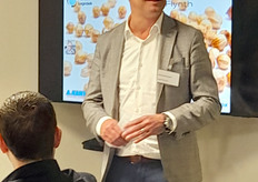 Michiel Geraerdt verwelkomt de businessclubleden bij Novisem