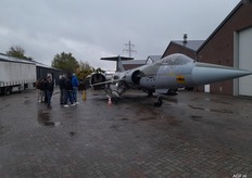 Er staan ongeveer 35 stoelen in de showroom