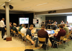 De rond de dertig aanwezigen bij Euronion 2025 installeren zich aan de tafel