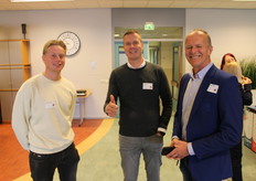 Benjamin Kater en Erwin Groen van TOP Onions met William Nannes van J.P. Beemsterboer