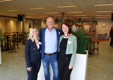 Farina Lurz en Lisa Buddrus van Agrarmarkt Informations-Gesellschaf in Duitsland met William Nannes van J.P. Beemsterboer