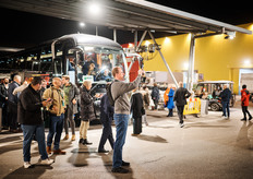 Via een buscombi werden de bezoekers naar het groothandelsterrein gebracht