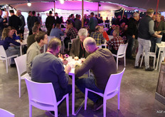 Bezoekers worden getrakteert op koffie met taart