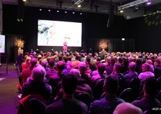 De zaal zit vol met medewerkers, telers en overige belangstellenden