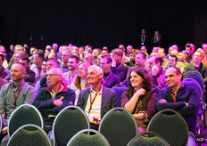 De zaal zit vol met medewerkers, telers en overige belangstellenden