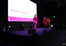 De eerste gastspreker, Helga van Leur, betreedt het podium