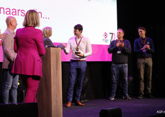 Robert Poppe van Agrip Poppe neemt de prijs in ontvangst