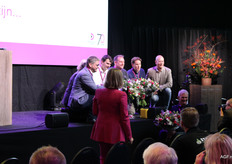 De finalisten en de jury poseren voor de groepsfoto