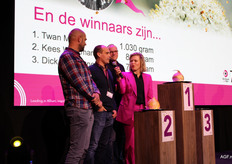 Volgens Twan Mollen zelf werd zijn ui, die meer dan een kilo weegt, zo groot dankzij de zegeningen van zijn buurman