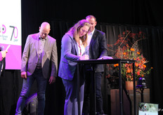 Een vertegenwoordiger van het NAJK ondertekent het samenwerkingsverband met De Groot & Slot