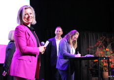 Een vertegenwoordiger van het NAJK ondertekent het samenwerkingsverband met De Groot & Slot