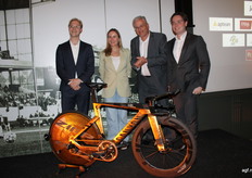 AGF-advocaat Hans Borsboom (in het midden) met zijn collega's Sander Metzelaar (rechts) en Wiebe Wajer (links)