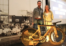 Collega Thijmen Tiersma van GroentenNieuws op de foto met Annemiek van Vleuten