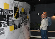 De prachtige foto's op de wanden in de sponsorboxen werden aandachtig beschouwd