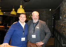 Alec Van den Heuvel (VDH Packaging) is te bewonderen op de voorpagina van de nieuwe Primeur. Hier met Andries Gunter van Primeur