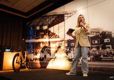 Annemiek van Vleuten met haar gouden fiets op het podium