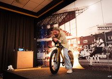 Ze moest ook even voordoen hoe je aerodynamisch op je fiets zit bij een tijdrit