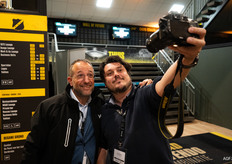 Nog even een old school selfie van Jannick Flach (AGF) met Martijn van Andel van jem-id voor het weggaan