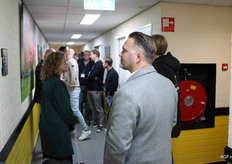 In de gangen hangen foto's van alle vorige elftallen van NAC