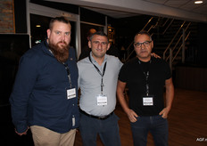 Dennis van Rijn van Koelcentrum Zederik, samen met Georgios (Jura) Atmatzidis en Musa Gezici van Jobcenter Haaglanden