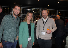 Bram van den Bos en Erik van Geest van Quality Pack, samen met Tess Knijnenburg van jem-id