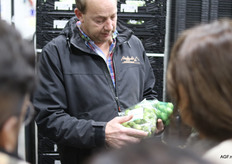 Corstiaan Piek geeft tekst en uitleg over de verwerking van spruiten aan medewerkers van AGF.nl en FreshPlaza.com