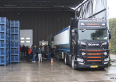 Vrachtwagens vol spruiten rijden af en aan bij Polderland Groenten