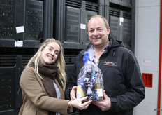 Corstiaan neemt zijn bedankje in ontvangst van Corline Boekhout