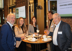 Jan Eelcao Jansma (Wageningen UR), Britt Custers (Hessing Supervers), Nicole Teerink (DeliBarn), Paul Houtepen (Imagro) en Wiet van den Brink (EFMI Kennisgroep Groeneveld)