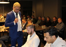 Gijsbrecht duwt de microfoon graag onder iemands neus.