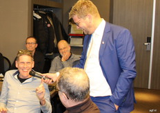 Hilariteit mag er ook zijn in de overwegend serieuze stemming.