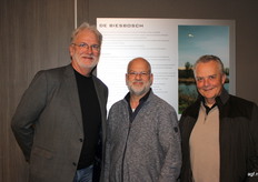 Arie van der Linden, Pieter van Dongen van Hazera Seeds en Peter Kalkman van van Iperen die een deur verder een feestje had.